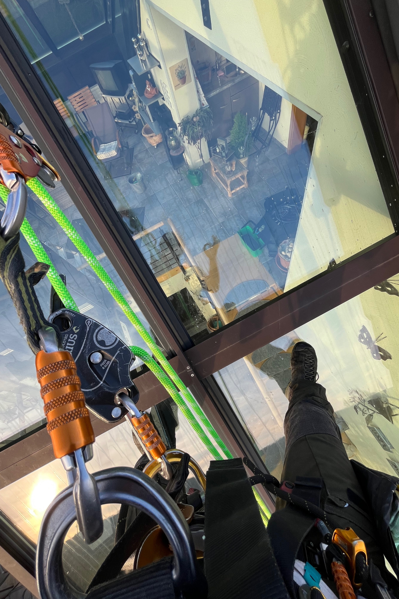 Glasreinigung an einem großen Wintergarten bei Privatkunden – professionell und streifenfrei