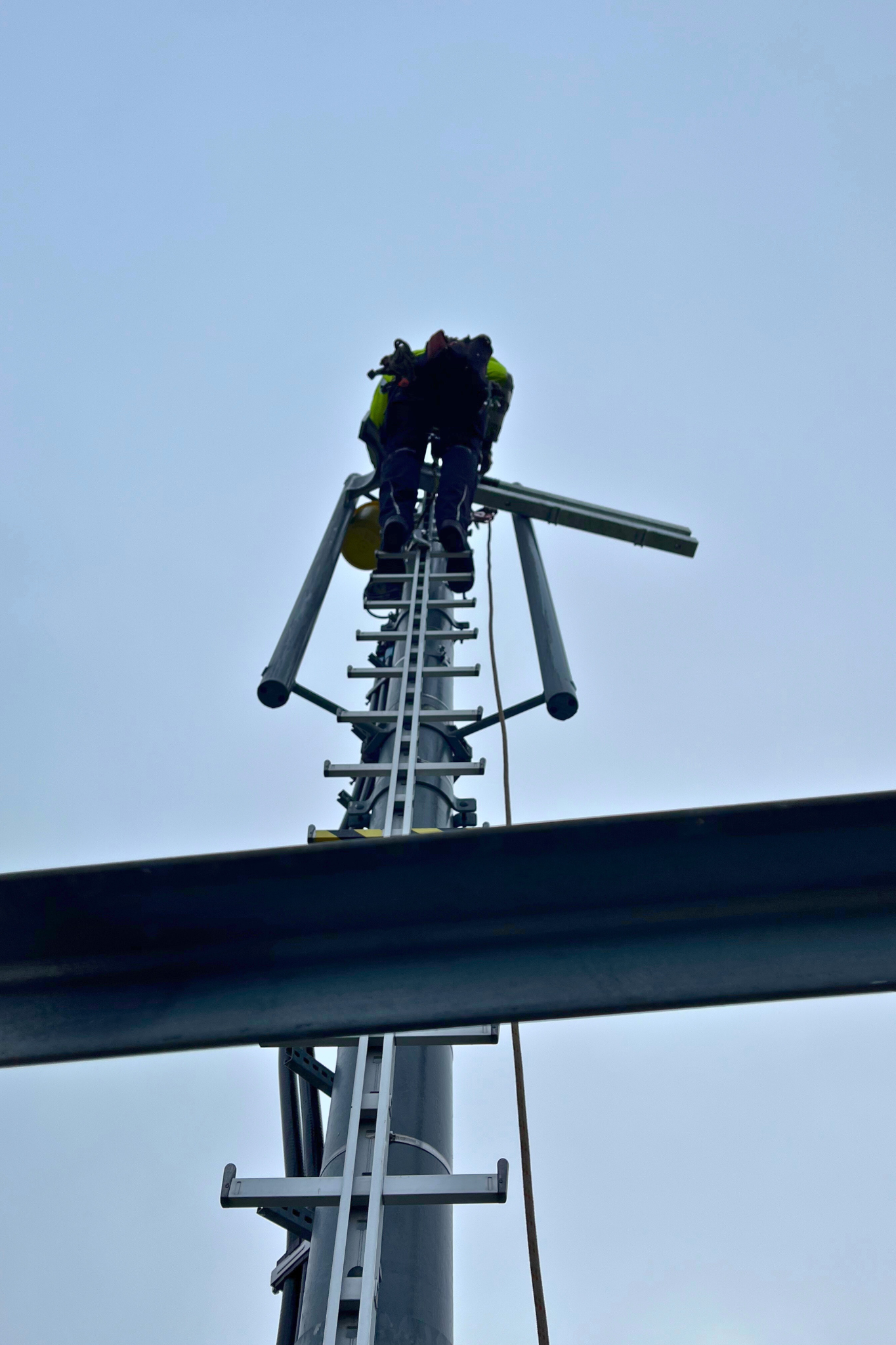 Montagearbeiten an einem Antennenmast aus der Perspektive des Industriekletterers