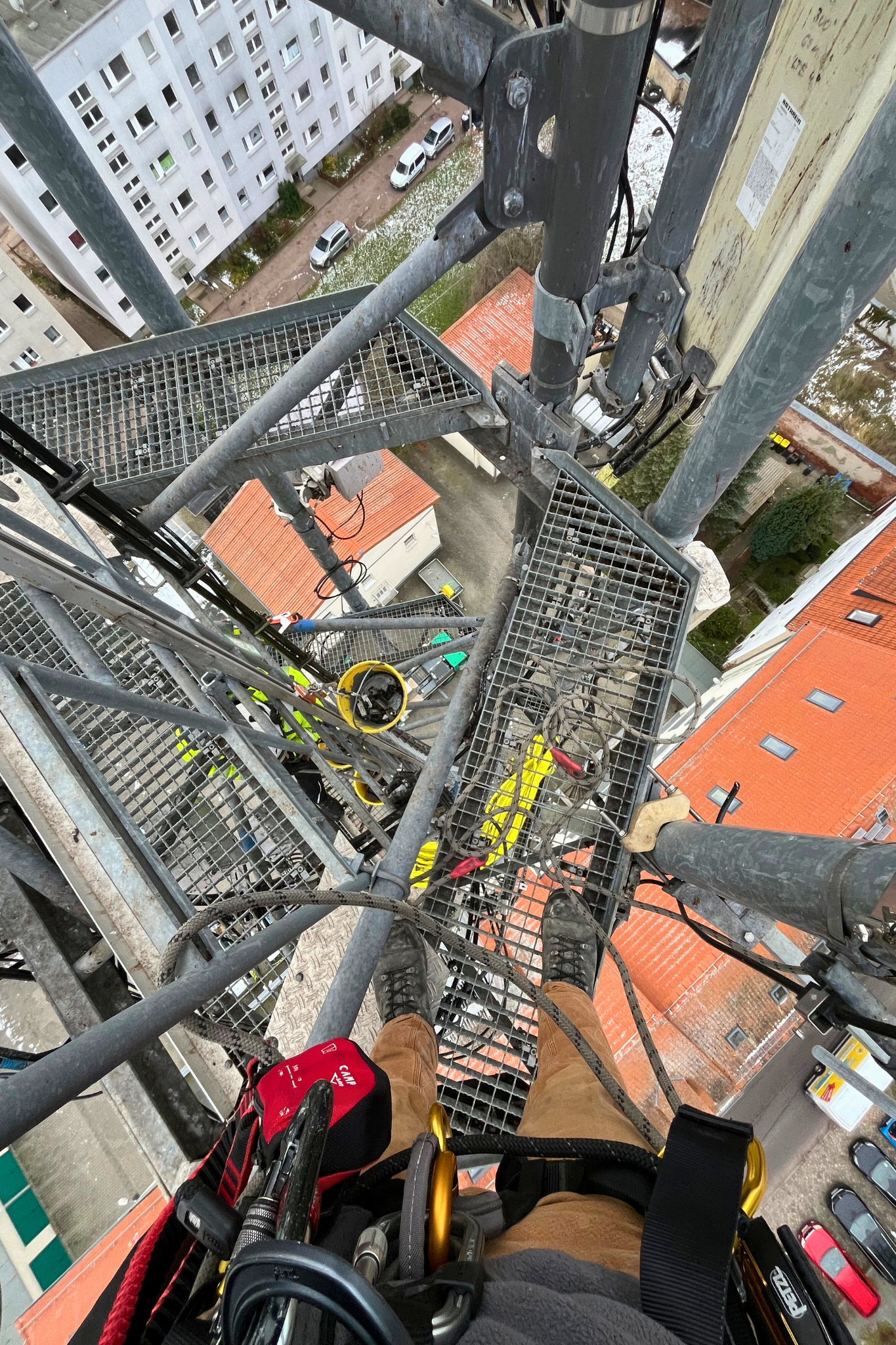 Montage- und Demontagearbeiten auf einem Gittermast mit Klettertechnik und Seilsicherung