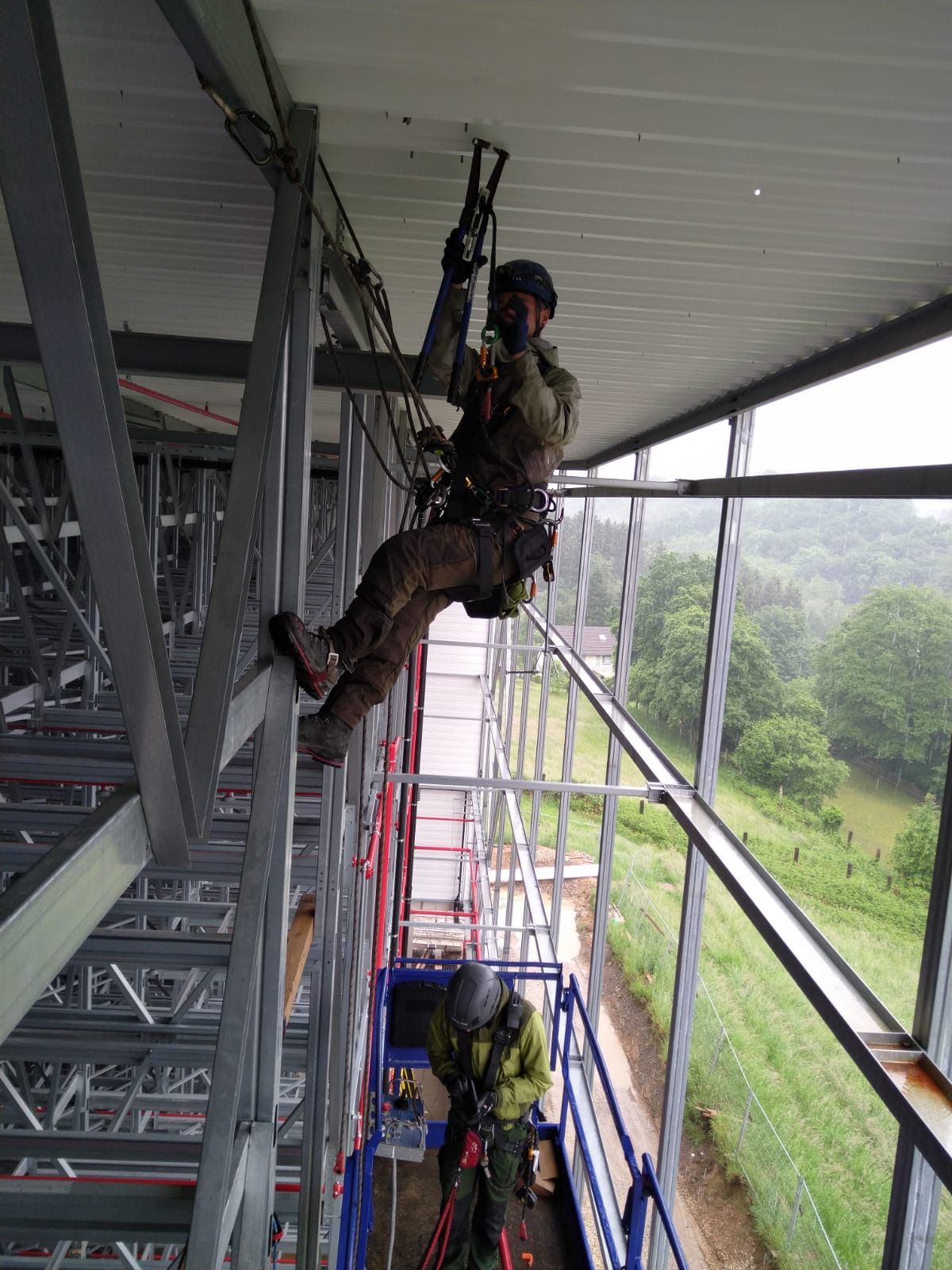 Montagearbeiten an einer Stahlhalle