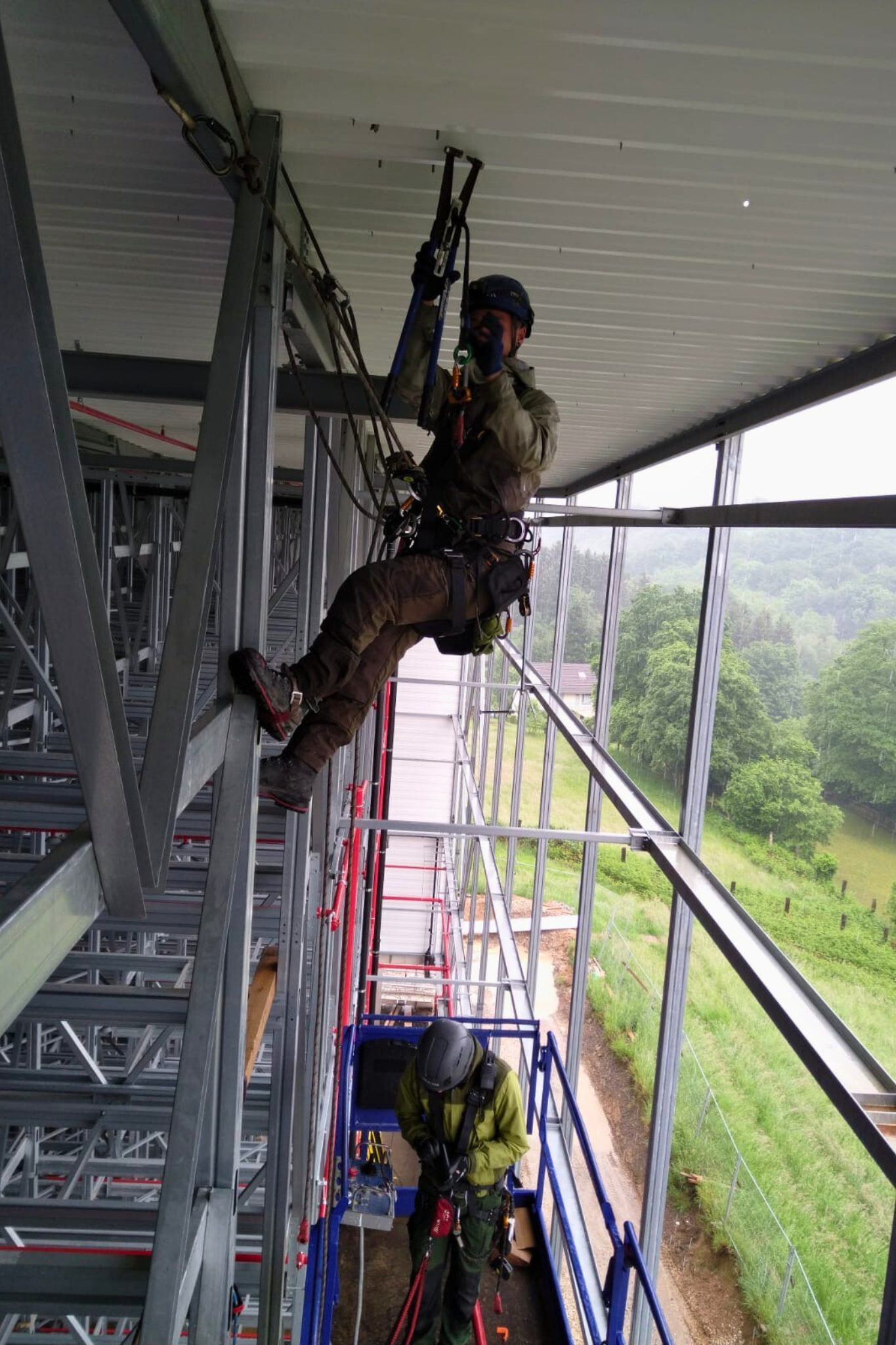 Industriekletterer bei Montagearbeiten