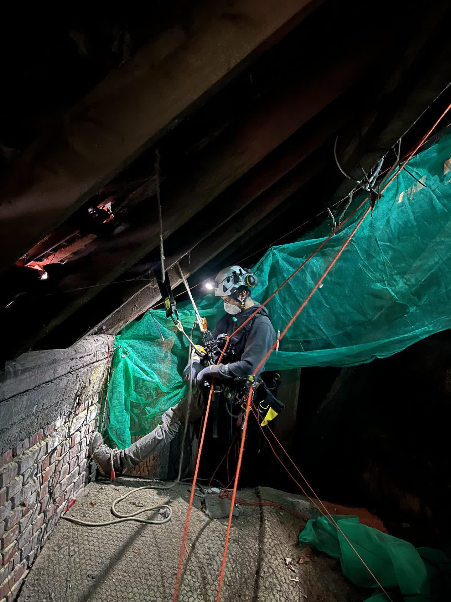 Schutznetz-Montage in einer Kirche