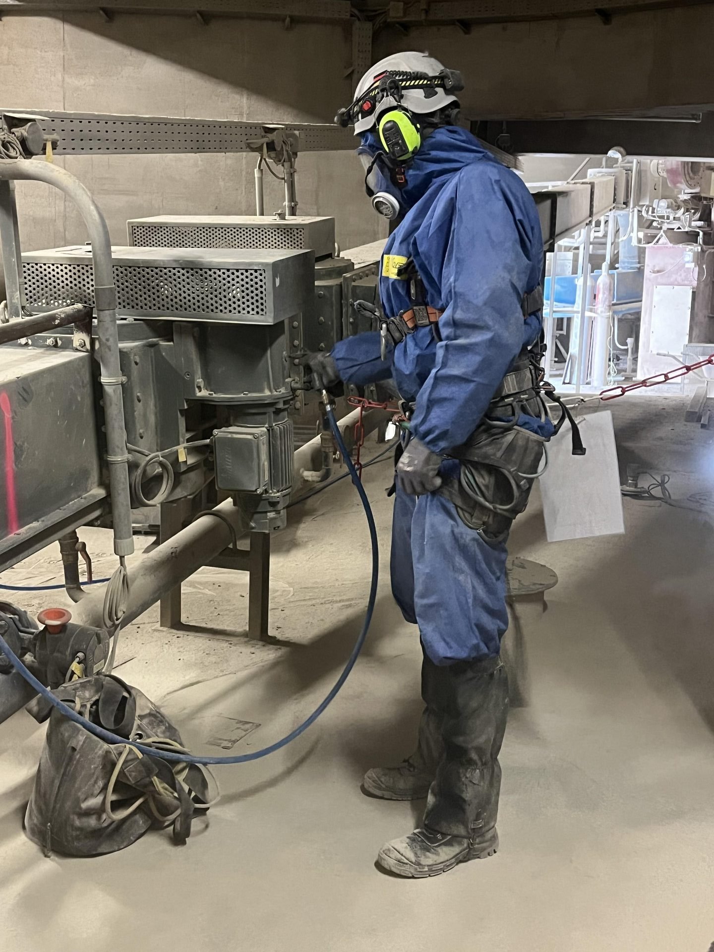 Siloreinigung mit Schutzausrüstung