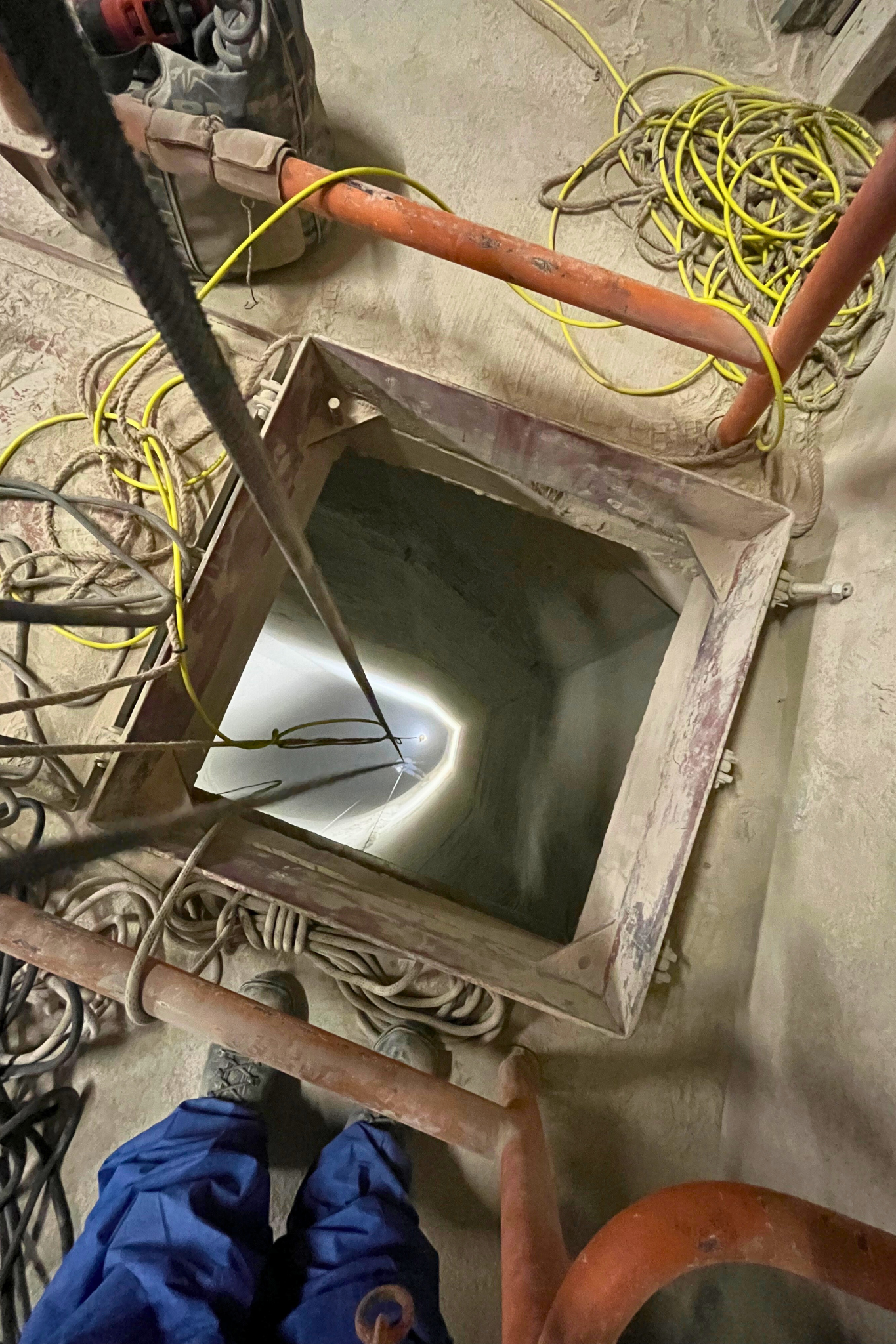 Blick in den Einstiegsschacht eines Silos vor Reinigungsarbeiten – seilunterstützter Zugang